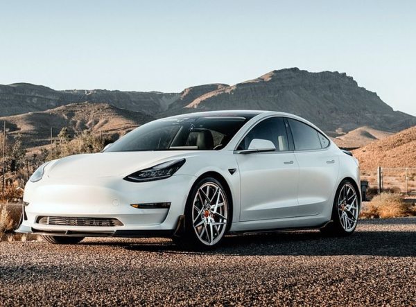 знаю Tesla возглавила рейтинг самых дорогих автомобильных брендов мира