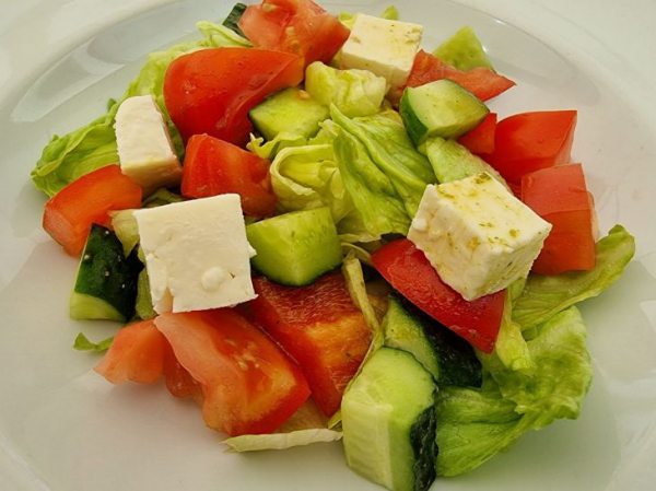 знаю Что добавить в легкий овощной салат, чтобы максимально раскрыть вкус ингредиентов: кулинарная хитрость